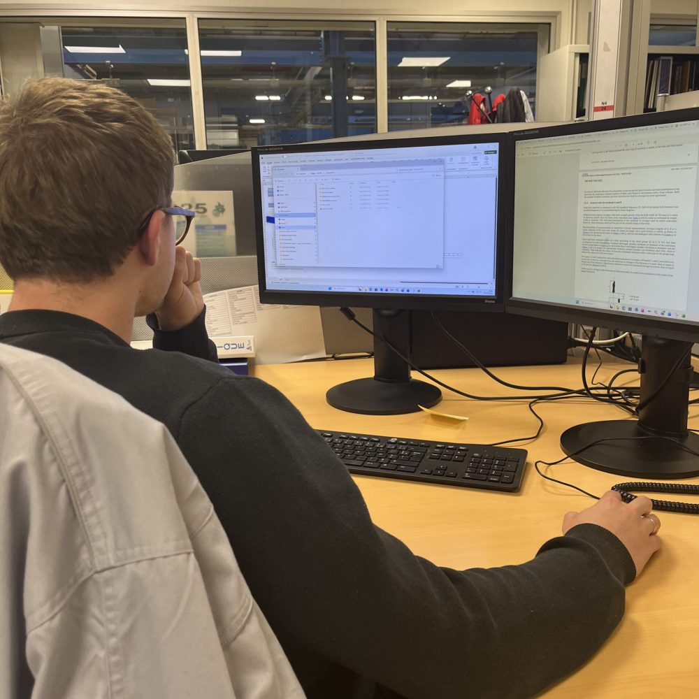 Collaborateur devant son PC